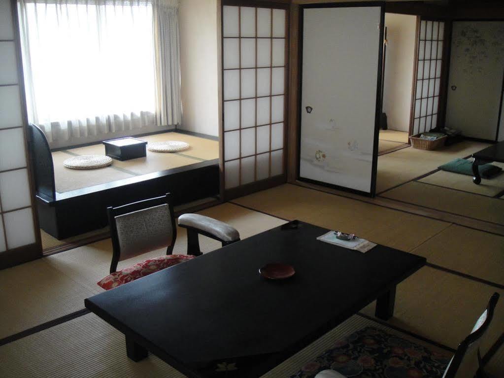 Jinpyokaku Hotel Yamanouchi  Exterior photo